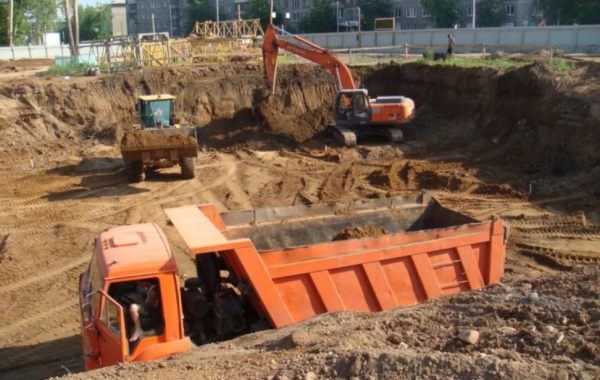 Рытье и разработка котлованов. Услуги спецтехники - Петрозаводск, цены, предложения специалистов