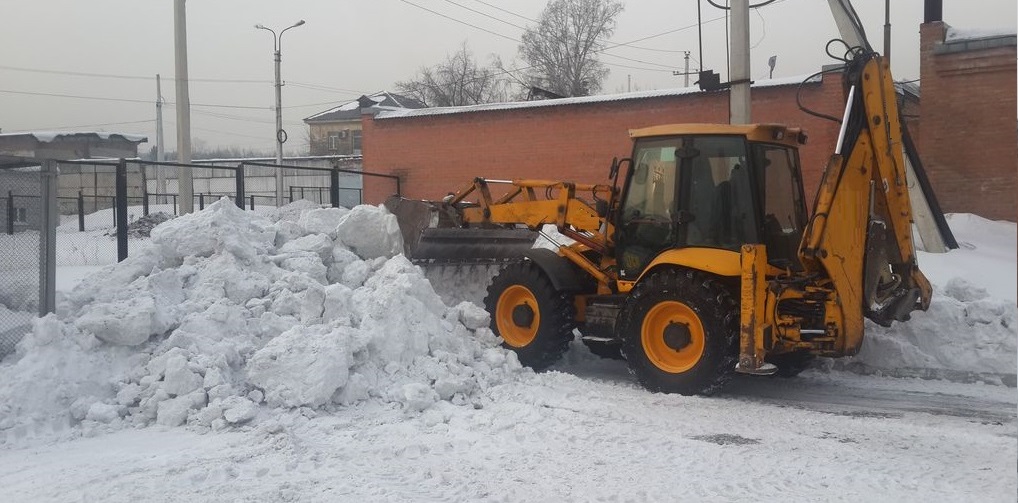 Экскаватор погрузчик для уборки снега и погрузки в самосвалы для вывоза в Петрозаводске