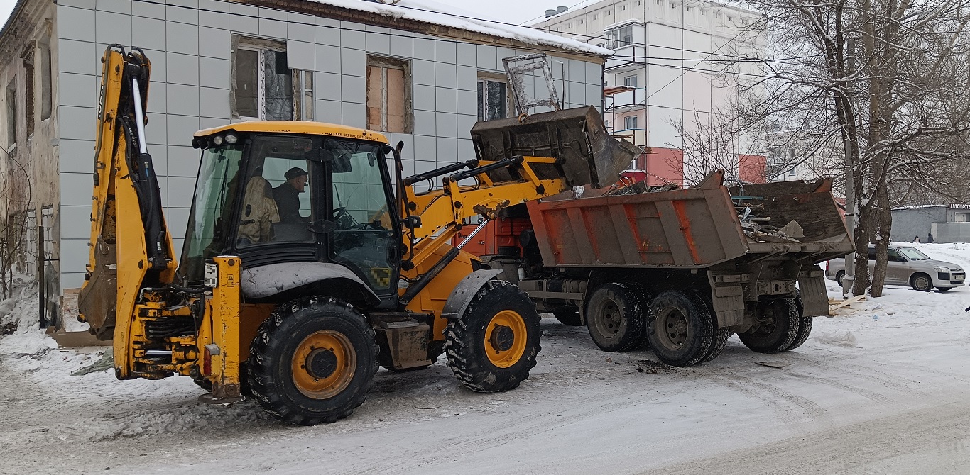 Уборка и вывоз строительного мусора, ТБО с помощью экскаватора и самосвала в Медвежьегорске